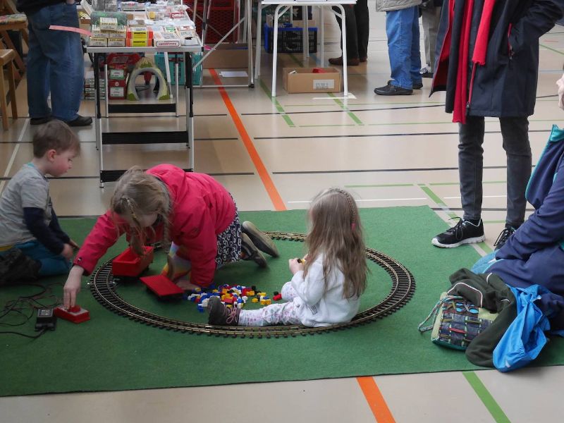 Teppichbahn mit Bausteinzug